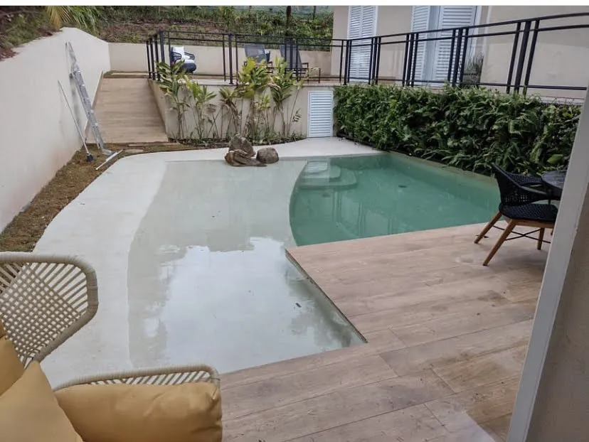Piscina compacta com deck